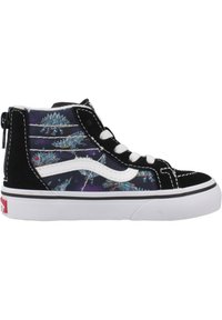 Zapatillas altas de ante negro y tela estampada con diseños en azul y rojo. Cuerdas blancas y franjas en los lados, suela de goma.
