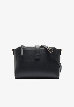 Czarna skórzana torebka o teksturowym wykończeniu, prostokątnym kształcie, z zamkiem błyskawicznym na górze oraz odczepianym paskiem na ramię z złotymi akcentami.