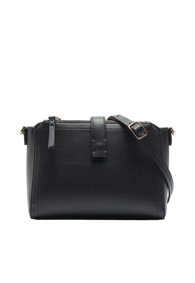 Czarna skórzana torebka o teksturowym wykończeniu, prostokątnym kształcie, z zamkiem błyskawicznym na górze oraz odczepianym paskiem na ramię z złotymi akcentami.
