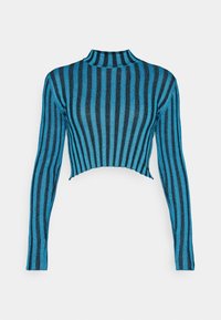 Modrý a černý pruhovaný crop top s dlouhými rukávy; má vysoký límec a žebrovanou texturu, která zobrazuje přiléhavý siluetu.