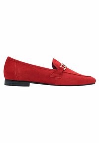 Červené semišové loafers s tenkou černou gumovou podešví. Obsahují dekorativní přezku a nízkoprofilový design. Měkká textura a hladký povrch.