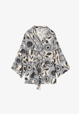 Kwiatowy kimono z kremowego materiału z dużymi czarnymi i niebieskimi wzorami kwiatowymi, krótkimi rękawami i zapięciem na wstążkę z przodu, umożliwiającym regulację dopasowania.
