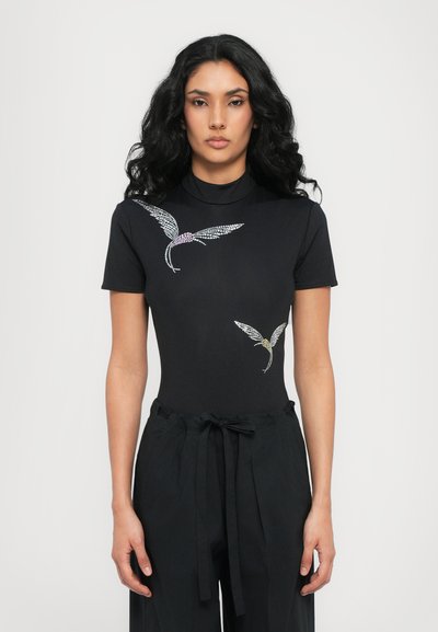 Bodysuit noir à manches courtes, orné de motifs d'oiseaux incrustés de cristaux en rose et vert sur la poitrine. Tissu doux et extensible.