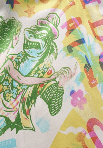 Μια γυναίκα χορεύει με έναν ανθρωπομορφικό καρχαρία που φοράει καπέλο και φλοράλ πουκάμισο, περιβαλλόμενοι από πολύχρωμα αφηρημένα σχήματα και λουλούδια.