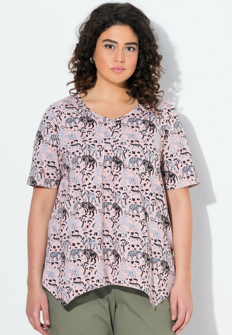 Top de manga corta y escote en V en rosa claro con un estampado floral y de animales que presenta grises y negros. Diseño fluido con un dobladillo curvado.