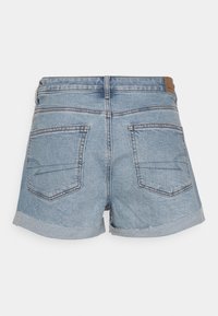 Džínové šortky ve světle modré barvě s ohrnutými lemy. Obsahují dvě zadní kapsy s jemným šitím. Materiál má hladkou texturu.