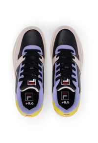 Sneaker nere, rosa e viola con punta tonda, design con lacci, logo Fila e dettagli gialli sulla suola. Parte superiore in pelle testurizzata.