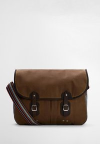 Καφέ καμβάς τσαντάκι messenger με καπάκι, μαύρες δερμάτινες λεπτομέρειες, ασημένιες αγκράφες και ρυθμιζόμενος ιμάντας με πολύχρωμες ρίγες.