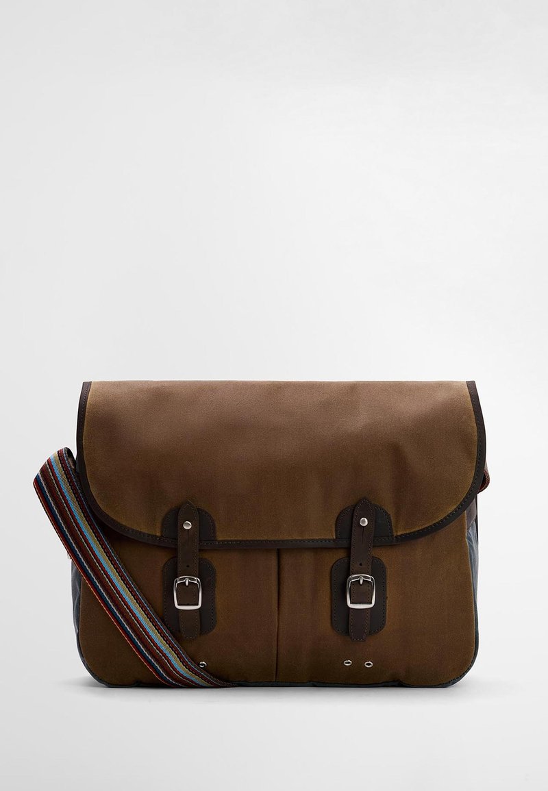 Καφέ καμβάς τσαντάκι messenger με καπάκι, μαύρες δερμάτινες λεπτομέρειες, ασημένιες αγκράφες και ρυθμιζόμενος ιμάντας με πολύχρωμες ρίγες.