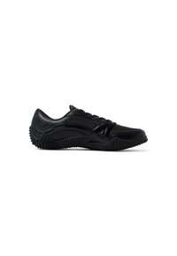 Zapatillas deportivas negras con un acabado texturizado, puntera redondeada y suela de goma que presenta pequeñas protuberancias para un mejor agarre. Diseño con cordones y silueta de caña baja.