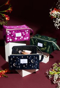 The Flat Lay Co. MARSHMALLOW FLAT LAY MAKEUP BOX BAG - Trousse de toilette - plum daisy