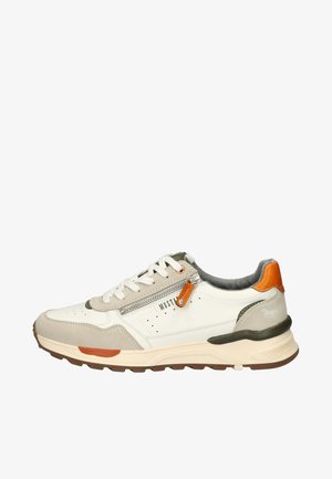 Witte leren sneaker met grijze suède accenten, oranje hieltab, zilveren ritsdetail en bruine rubberen zool. Geperforeerd ontwerp op de bovenkant.