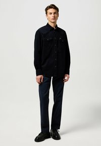 Wrangler GREENSBORO - Vaqueros rectos - dark navy
