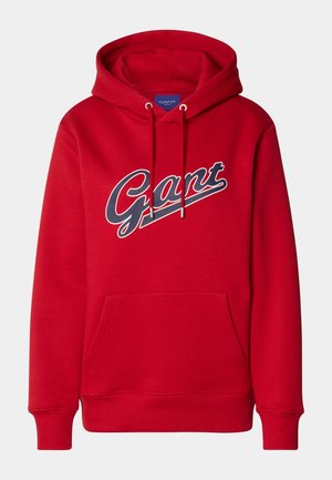 Rode hoodie gemaakt van een katoenmix, met een voorzak, verstelbare trekkoordkap en groot marineblauw "Gant" logo op de borst.