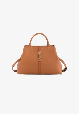 Braune Lederhandtasche mit Griffen oben, einem abnehmbaren Schulterriemen und goldfarbenen Verschlussdetails auf einem schlichten weißen Hintergrund.