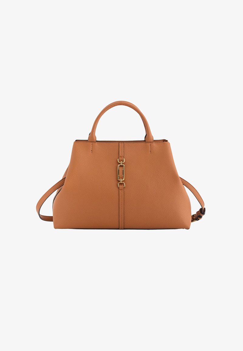 Poșetă din piele maro, cu mânere superioare, curea de umăr detașabilă și detalii cu închidere aurie pe un fundal alb simplu.
