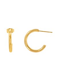 Goldene Metall-Hoops mit einer glatten, polierten Oberfläche. Ein Ohrring hat ein geschlossenes Klappdesign, während der andere eine offene, runde Form hat.