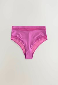 Ljubičasti bikini donji dio za plivanje s glatkim, sjajnim materijalom, s višeslojnim dizajnom i kontrastnim ružičastim detaljima na području struka i otvora za noge.