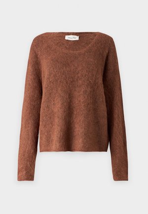 Barna, bolyhos pulóver széles nyakkivágással és hosszú ujjal; laza szabás; puha textúra; minimális díszítés; nincs látható fémrész vagy minta.