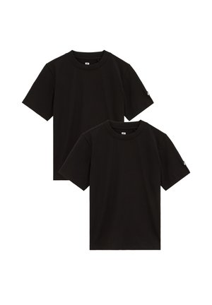 Két egyszerű fekete rövid ujjú kerek nyakú póló, az egyik kissé a másik mögött, kis logócímkékkel a bal ujjakon.