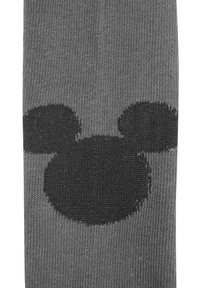 Calzini grigi realizzati in materiale a maglia con un design della silhouette nera di Topolino. La trama è a costine con accenti lisci.