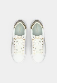 Adidași albi cu un finisaj din piele netedă, gromete aurii și accente. Prezintă un design cu șireturi și guler căptușit pentru confort.