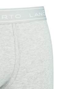 Jasnoszare bawełniane bokserki o gładkiej teksturze, z miękkim paskiem w talii z nadrukiem "LANCÔME" w białym kolorze. Widoczne detale szwów.