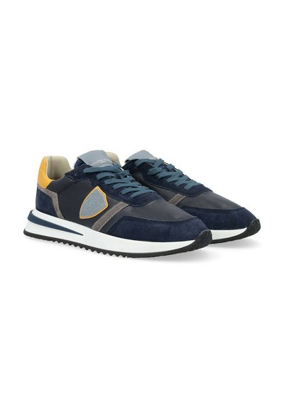 Sneaker blu in suede con accenti grigi e gialli, punta arrotondata, suola bianca piatta e lacci testurizzati. Patches con logo distintivo sul lato.
