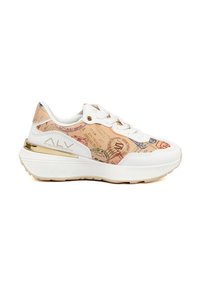 Sneaker bianco con tomaia testurizzata color pesca caratterizzata da un motivo della mappa del mondo, dettagli dorati e lacci bianchi. Design della suola chunky.