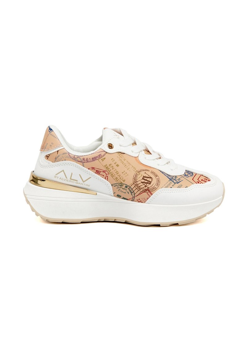 Sneaker bianco con tomaia testurizzata color pesca caratterizzata da un motivo della mappa del mondo, dettagli dorati e lacci bianchi. Design della suola chunky.