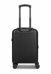 Maleta rígida negra con un mango telescópico, superficie texturizada y cuatro ruedas para facilitar la movilidad. Diseño compacto y rectangular.