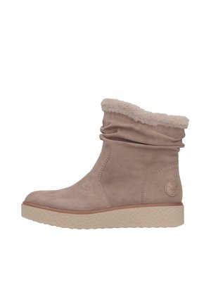 Bottine en daim tan avec col en fourrure synthétique, design légèrement plissé, semelle texturée de couleur claire et logo en relief sur le côté.