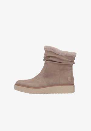 Bottine en daim tan avec col en fourrure synthétique, design légèrement plissé, semelle texturée de couleur claire et logo en relief sur le côté.