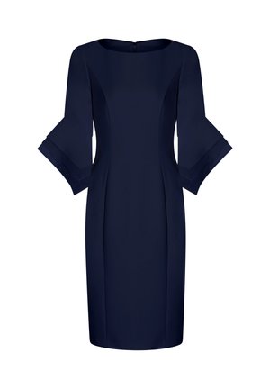 Tmavě modré šaty délky ke kolenům s přiléhavým střihem, výstřihem na loďku a 3/4 zvonovými rukávy s vrstvenými detaily.