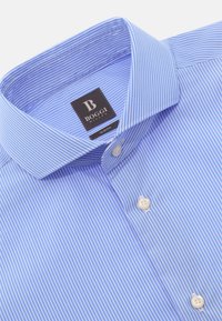 Jasnoniebieska koszula w paski o slim fit, z klasycznym kołnierzykiem i białymi guzikami. Metka wskazuje "BOGGI MILANO". Teksturowana tkanina.