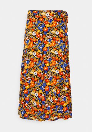 Jupe portefeuille mi-longue avec un motif floral vif en orange, bleu, jaune et blanc sur fond noir, nouée à la taille.