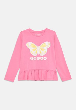 Różowa koszulka z długim rękawem z dużą grafiką białego i żółtego motyla z sercami oraz falbaną na dole. Zawiera logo marki.