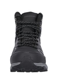 Botte de randonnée noire avec tige synthétique texturée, accents réfléchissants, lacets noir et gris, et semelle crantée robuste pour une adhérence optimale.