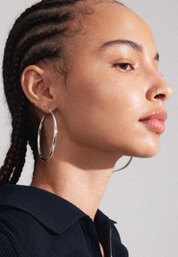 PRIYA LARGE HOOP EARRINGS - Náušnice - silver-coloured