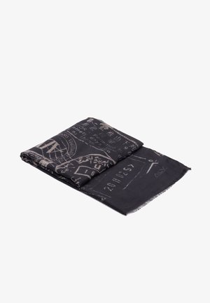 Bufanda negra con patrones geométricos y de texto en gris claro. El material es suave con bordes deshilachados, de forma rectangular y de grosor medio.