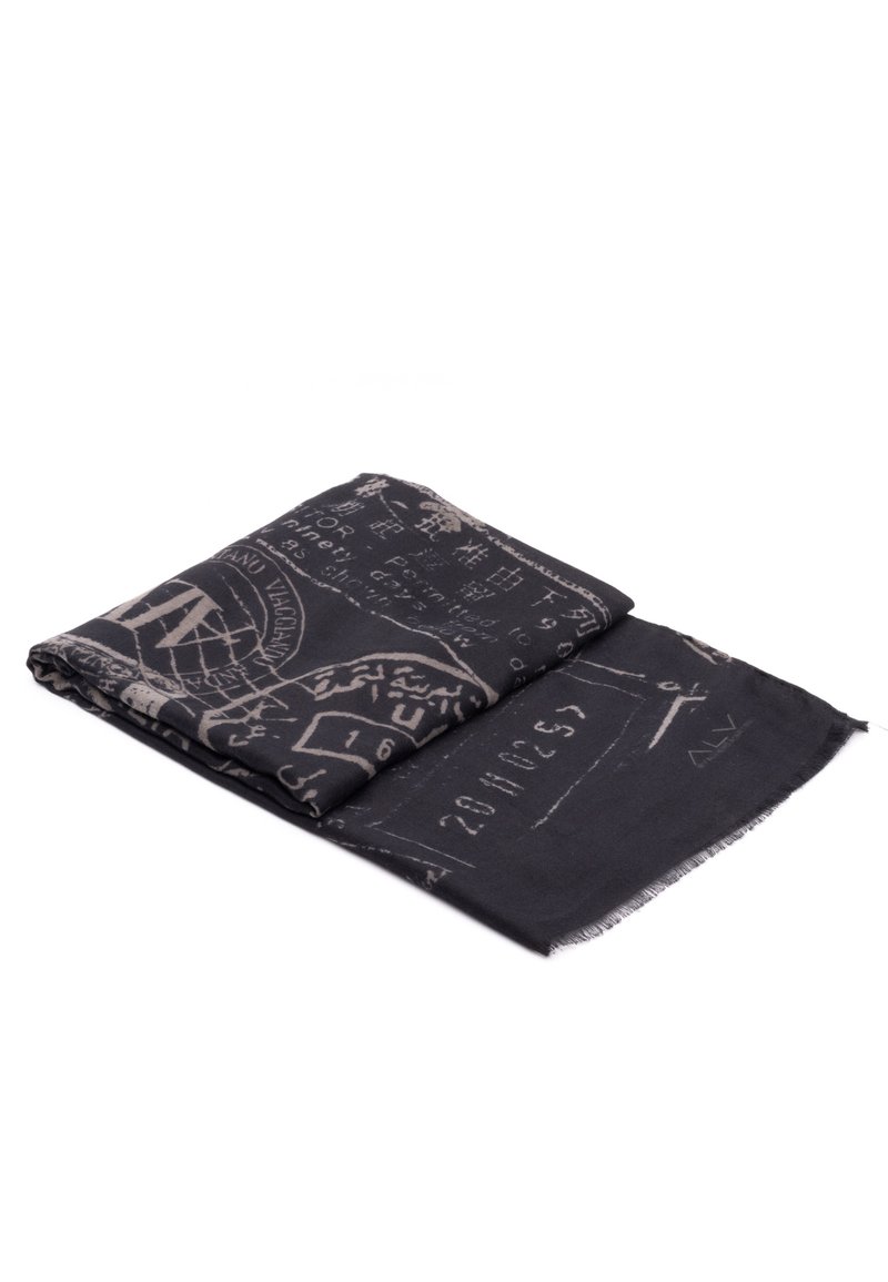 Bufanda negra con patrones geométricos y de texto en gris claro. El material es suave con bordes deshilachados, de forma rectangular y de grosor medio.