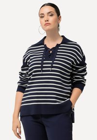 Gestreifter Strickpullover in Marineblau und Weiß mit Kragen, Schnürung vorne, langen Ärmeln und seitlichen Taschen. Weicher Stoff mit lockerer Passform.