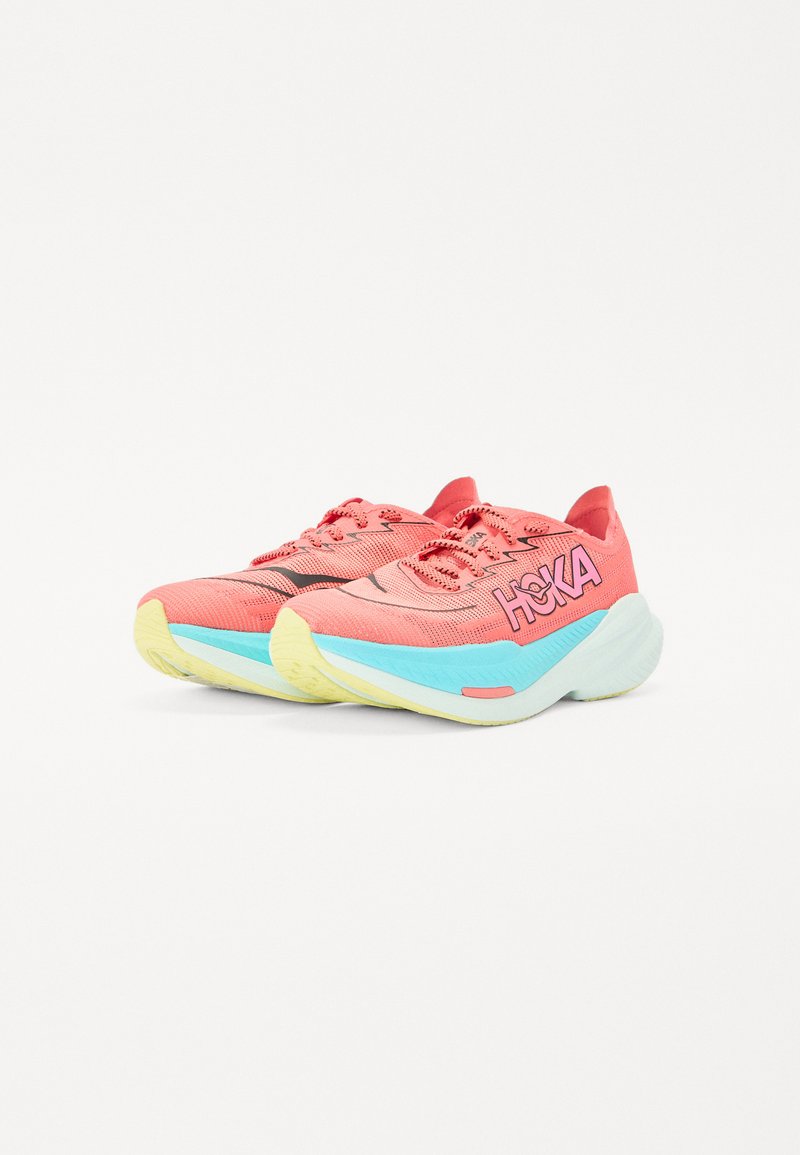 Des chaussures de course légères en rose et bleu, dotées d'un dessus en mesh respirant, de lacets robustes, d'une marque distincte et d'une semelle rembourrée.