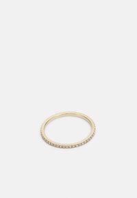 Dünner Goldring mit einer Reihe kleiner klarer Steine entlang der Außenseite, glatte Oberfläche und eine schlichte runde Form.