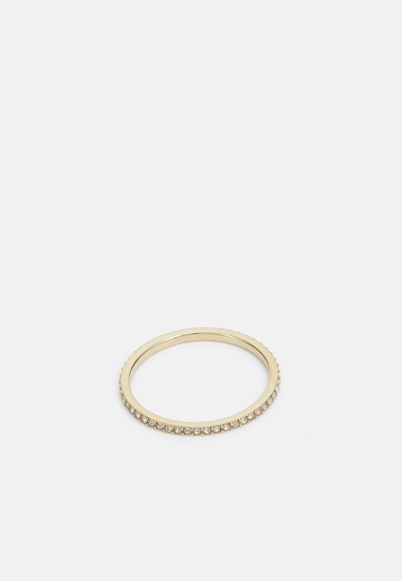 Dünner Goldring mit einer Reihe kleiner klarer Steine entlang der Außenseite, glatte Oberfläche und eine schlichte runde Form.