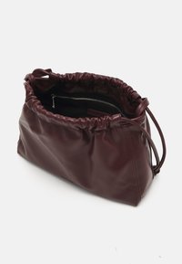 Calvin Klein Jeans GATHERED CROSSBODY - Torba čez telo - cherrywood
