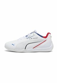 Chaussure de sport blanche avec une tige perforée, des accents noirs et rouges, une semelle courbée, un branding bleu et un design épuré de profil bas.