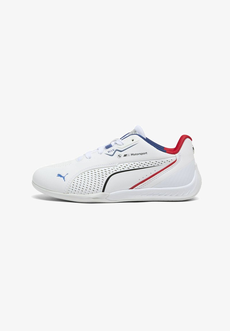 Chaussure de sport blanche avec une tige perforée, des accents noirs et rouges, une semelle courbée, un branding bleu et un design épuré de profil bas.