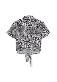 Crop top a maniche corte con stampa zebra bianco e nero, annodato in vita, realizzato in un tessuto morbido e dalla vestibilità rilassata.