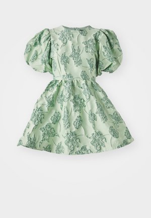 Vestido verde com estampado floral em relevo, mangas curtas bufantes, corpete ajustado e saia rodada, apresentando um decote redondo e fecho traseiro oculto.